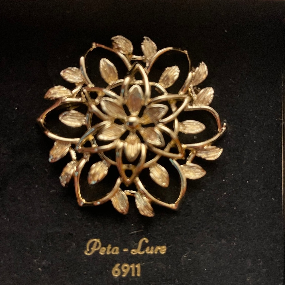 Vintage Sarah, Coventry Peta Lure Flower Pin Brooch Gold Tone Finish
